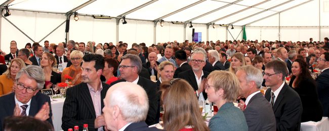 Versammlung Mitarbeiter in Zelt zum 100. Geburtstag von LoeschPack