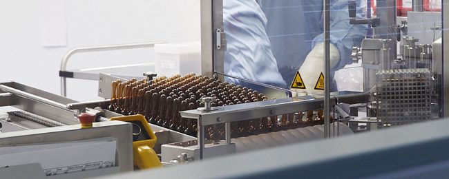 Jeden Tag verlassen eine Vielzahl an Salben, Kapseln und Ampullen die Produktion der Arnika Apotheke.