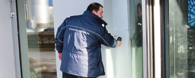 Piepenbrock Mitarbeiter in blauer Jacke bei Punkkontrolle beim Kunden WEPA