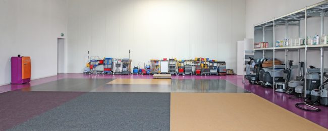 Innenansicht Piepenbrock Technologiezentrum mit Blick auf Reinigungswagen und Bodenbelaege