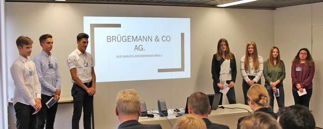 Die Teilnehmer das Management Information Games schlüpften eine Woche lang in die Rolle von Unternehmern.