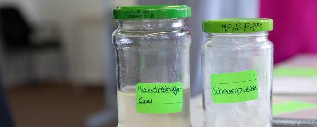 An der Station zum Selbermachen wurden unter anderem Handreiniger und Scheuerpulver aus Haushaltsmitteln produziert. (Bild: Piepenbrock)