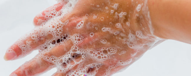 Eingeschäumte Hände beim Hände waschen