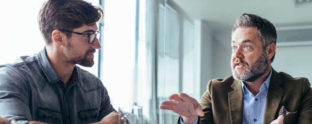 Angeregte Diskussion zwischen zwei Männern