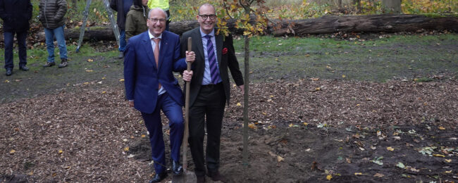 Olaf und Arnulf Piepenbrock im Piepenbrocker Forst mit Spaten in der Hand