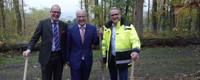 Arnulf und Olaf Piepenbrock mit Spaten in der Hand im Forst nach der Baumpflanzaktion mit ThyssenKrupp