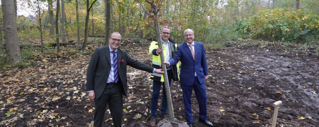 Olaf und Arnulf Piepenbrock nach einer Baumpflanzung im Piepenbrocker Forst