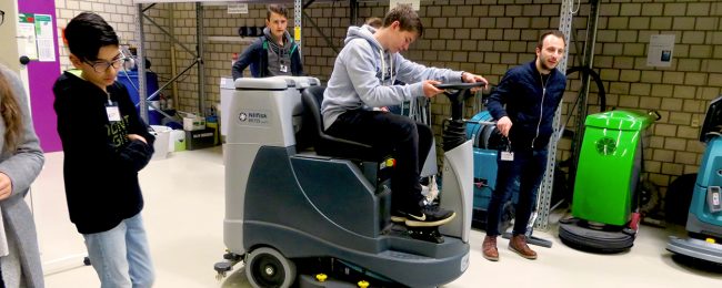 Im Piepenbrock Technologiezentrum erprobten die Nachwuchskräfte Reinigungsmaschinen. (Bild: Piepenbrock)