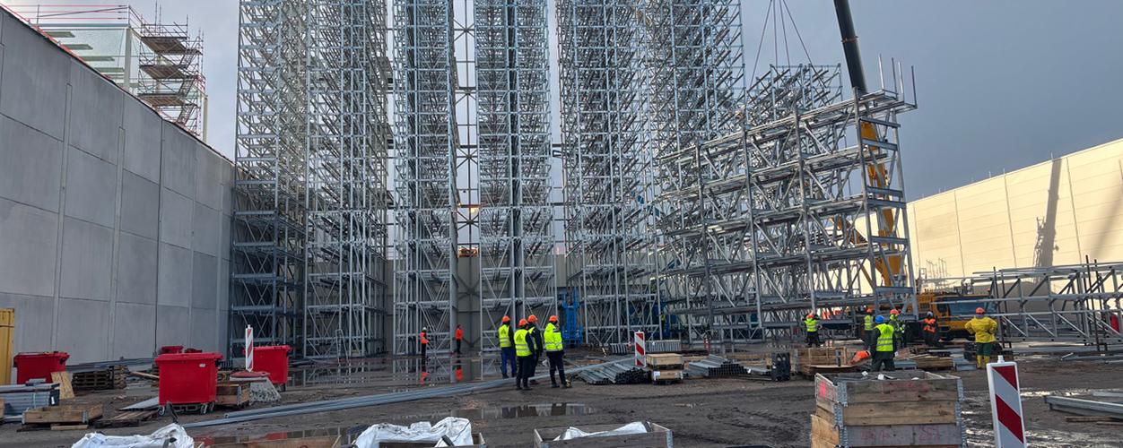 In einem knappen Jahr bauten unterschiedliche Gewerke in Schwerin schrittweise ein vollautomatisches Hochregallager auf. (Bild: 3KER RAS GROUP GmbH)