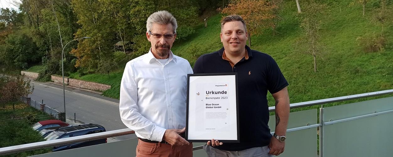 Reiner Diehlmann übergibt die Patenurkunde für ein Bienenvolk an marc Steinmann von der Blue Ocean Global GmbH.