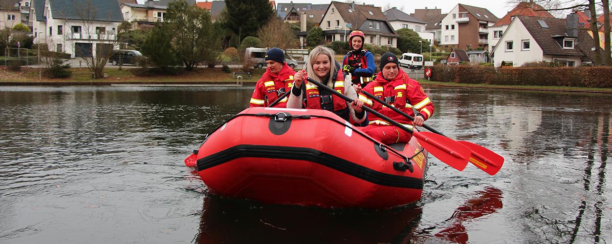 Die Freude über das neue Raft ist groß: Der DLRG-Ortsverein Georgsmarienhütte testet das Boot direkt im Wasser.