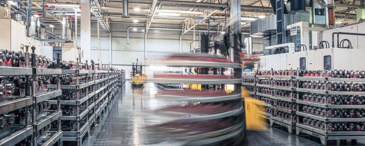 Hohe Präzision und reibungslose Abläufe: Der Materialfluss und die Bestückung der Maschinen laufen vollautomatisch. (Bild: FEUER Powertrain GmbH+Co.KG.)