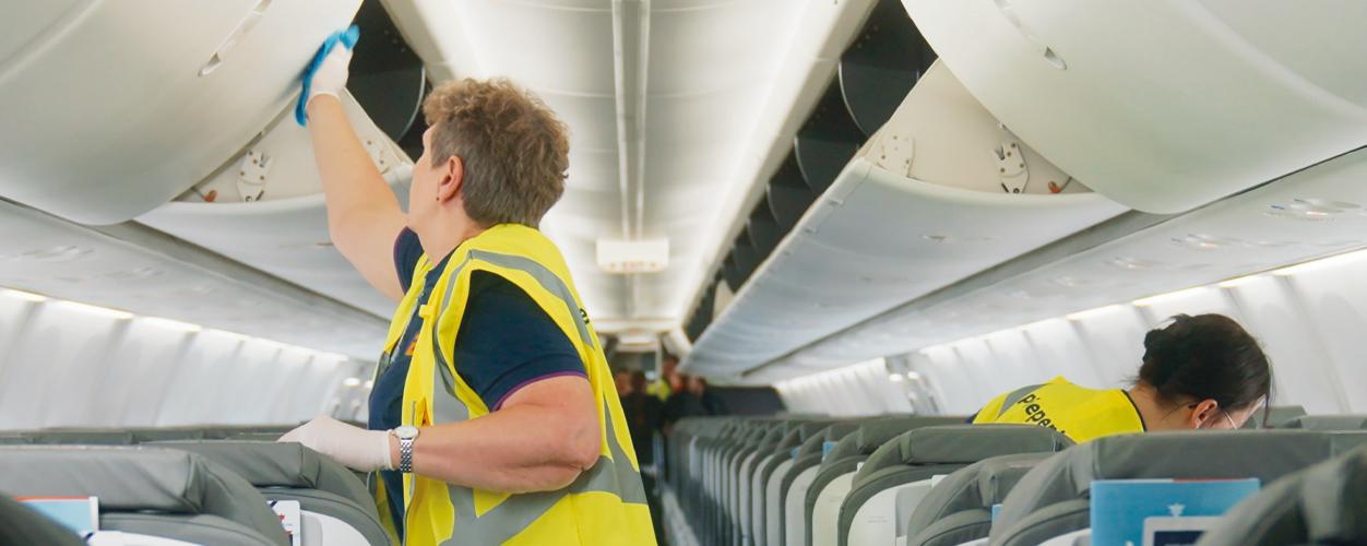 Auf den Flugplan getaktet: Nachdem die Maschinen am FMO gelandet sind, übernimmt Piepenbrock die Flugzeuginnenreinigung.