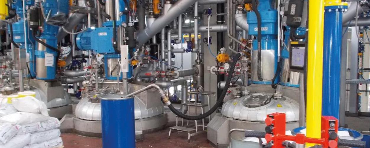 Damit die Klebstoff-Produktion reibungslos läuft: Im Werk Nienburg übernimmt Piepenbrock die Wartungen, Reparaturen, Inspektionen und qualitätsbedingte Reinigungen der Anlagen für H.B. Fuller. (Bild: H.B. Fuller Deutschland Produktions GmbH)