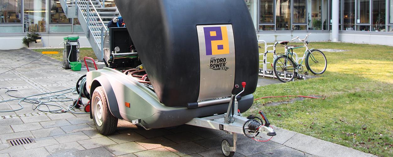 Mobile Osmose-Anlage mit Piepenbrock Logo vor dem IFW Dresden für die Glasreinigung