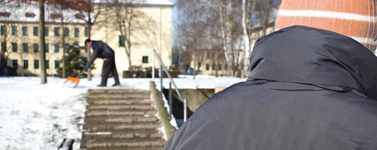 Sichere Wege: Piepenbrock befreit die öffentlichen Gehwege vor den Liegenschaften der NAK Westdeutschland von Eis und Schnee - an einzelnen Standorten auch die Zuwege und Parkflächen.