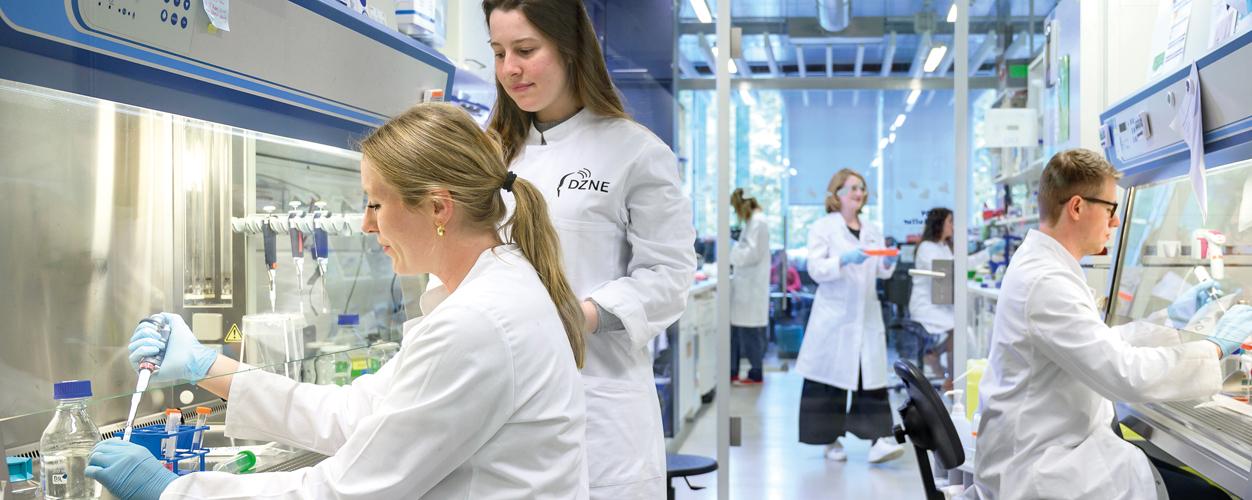 Neurodegenerative Erkrankungen wirken sich auch auf das soziale Umfeld der Patienten aus. Deshalb forscht das DZNE dafür, dass diese Erkrankungen früher erkannt und besser behandelt werden können.