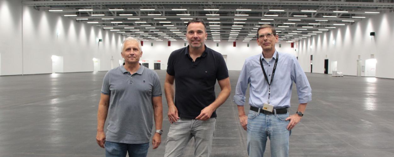 Auch Sonderreinigungen wie die Bodenversiegelung in Halle 5.1 zählen zum Auftrag mit der Messe Frankfurt. Robert Nowotny, Kaufmännischer Leiter bei Piepenbrock in Frankfurt (rechts) stand dazu im engen Austausch mit Ludger Bongers von Herwetec® und Simon Schilling der Messe Frankfurt Venue.