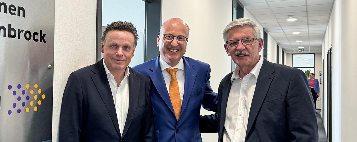 Olaf Piepenbrock freut sich mit Frank König (links) und Dirk Manniegel (rechts) über die Eröffnung der Niederlassung Piepenbrock Technische Dienstleistungen GmbH in Bochum.