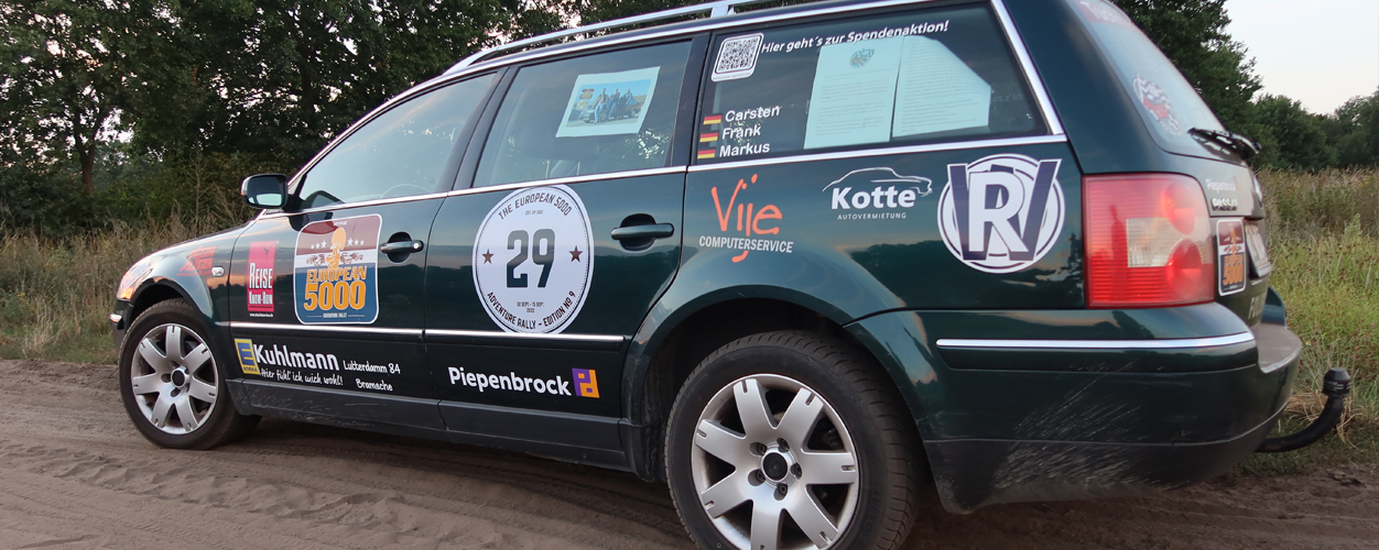 Auto mit Werbeaufklebern