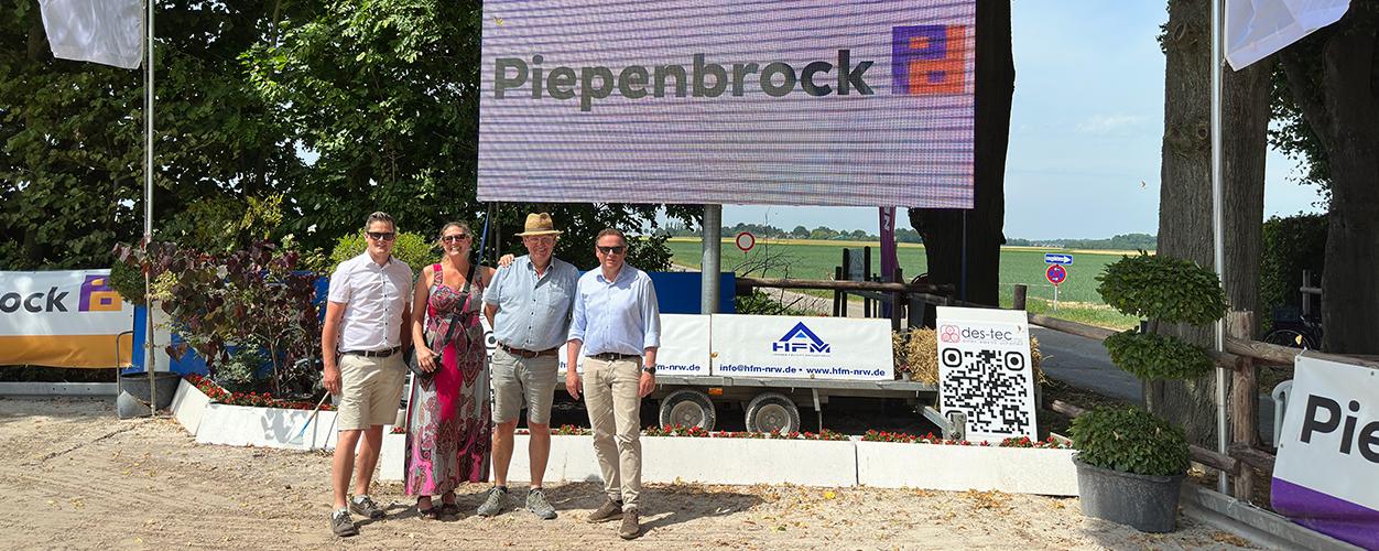Springreitertage auf Gut Eichhof (v.l.n.r.): Jörn Konieczny, Sonja Manninger, Veranstalter Uwe Hintzen und Frank König.