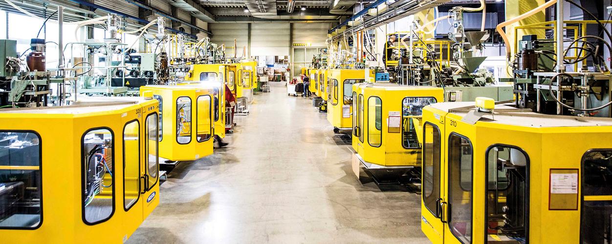 Am Hauptsitz von rose plastic in Hergensweiler prüft Piepenbrock unter anderem die knapp 200 Produktionsmaschinen. (Bild: rose plastic)