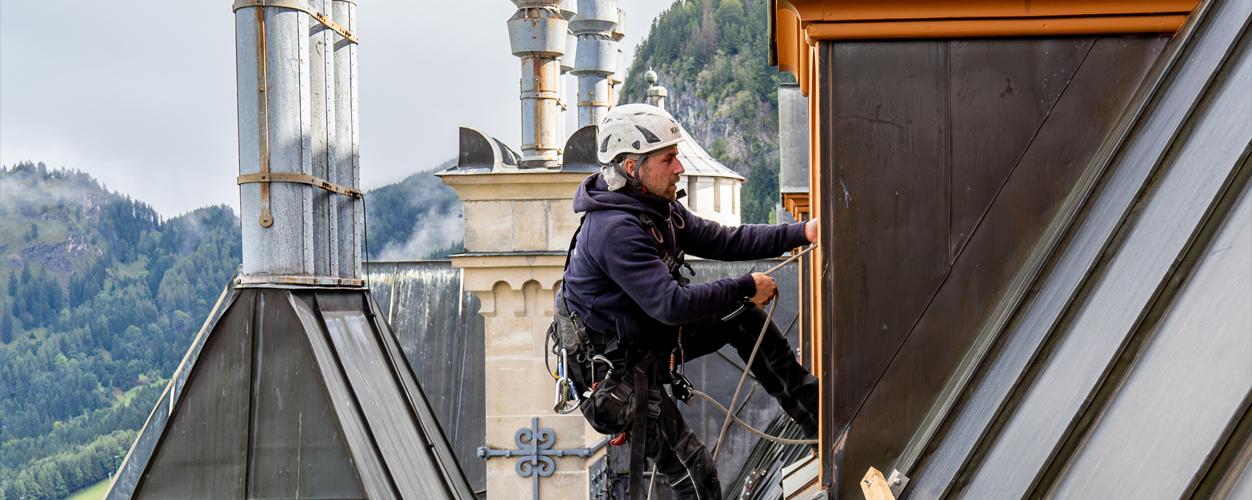 Ihren Einsatzort erreichten die Industriekletterer gut gesichert mit Kletterausrüstung von innen durch die Fenster.