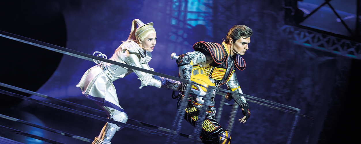 Beim Starlight Express geht es rasant zu: Bis zu 60 km/h erreichen die Darsteller auf ihren Rollschuhen. (Bild: Starlight Express © JENS HAUER)