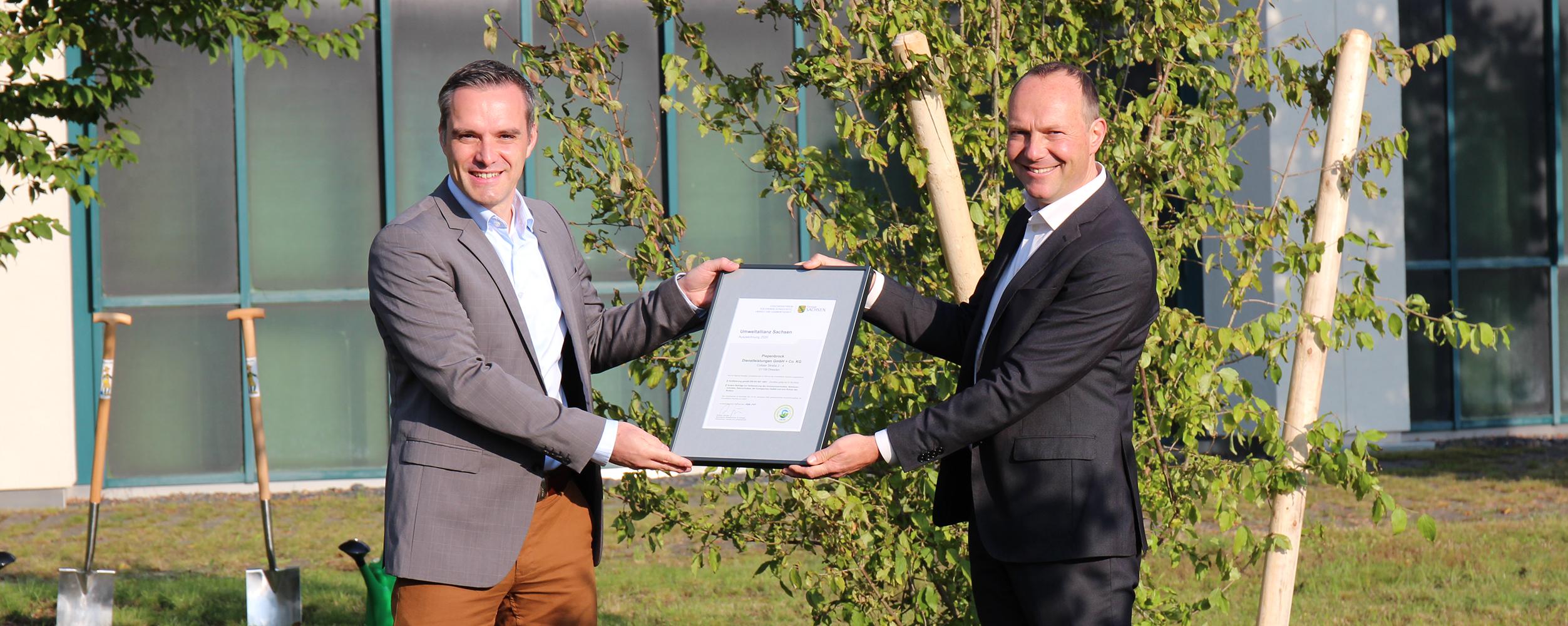 Geschäftsführer Alexander Brückner (l.) bekam im Jahr 2020 von Umweltminister Wolfram Günther die Auszeichnung als starker Partner der Umweltallianz Sachsen überreicht.