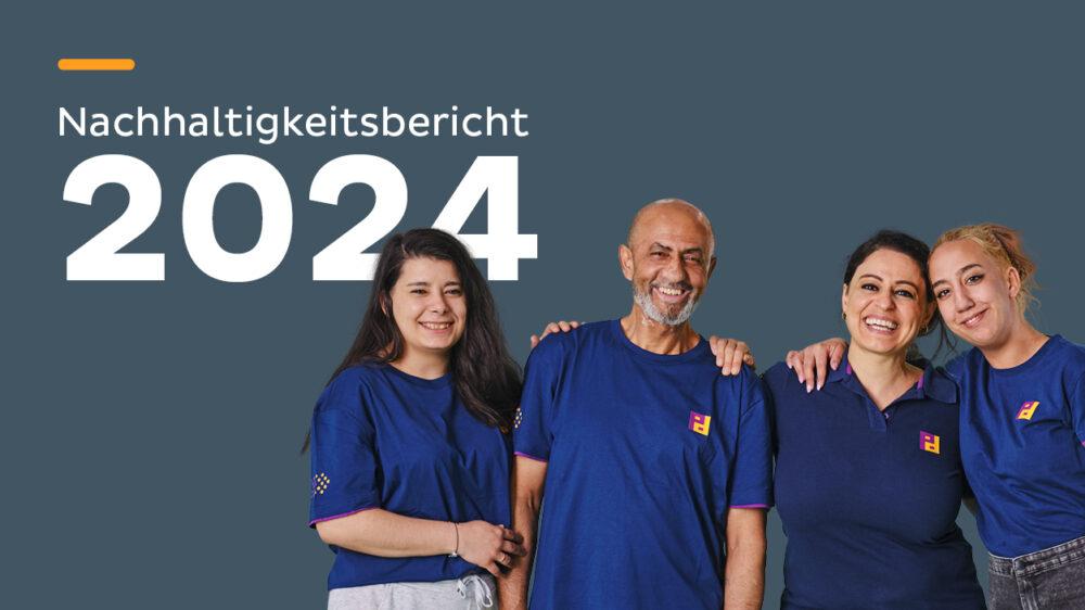 Vier Piepenbrock Mitarbeiter in Arbeitskleidung vor grauem Hintergrund mit dem Titel Nachhaltigkeitsbericht 2024