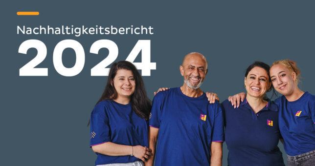 Vier Piepenbrock Mitarbeiter in Arbeitskleidung vor grauem Hintergrund mit dem Titel Nachhaltigkeitsbericht 2024