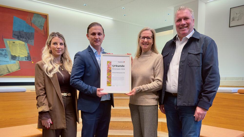 Vertreter der Piepenbrock Niederlassung Köln überreichen eine Urkunde an seinen Geschäftskunden General Reinsurance AG Köln.