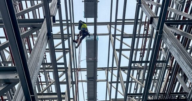Am Hochregallager in Schwerin arbeiteten die Industriekletterer der 3KER RAS GROUP in 30 Meter Höhe. (Bild: 3KER RAS GROUP GmbH)