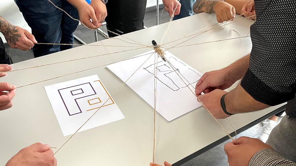 Als Team lösten die Piepenbrocker beim Bereichsleitertreffen verschiedene Aufgabenstellungen. (Bild: Piepenbrock Unternehmensgruppe)