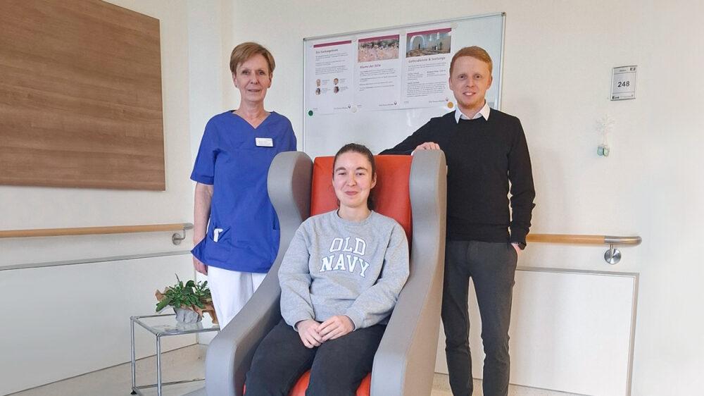 Über den neuen Pflegesessel freuen sich (von links) Demenzexpertin Dagmar Ketteler, MHO-Auszubildende Judith Erking und Piepenbrock Azubi Timo Pirrwitz. (Bild: Niels-Stensen-Kliniken)