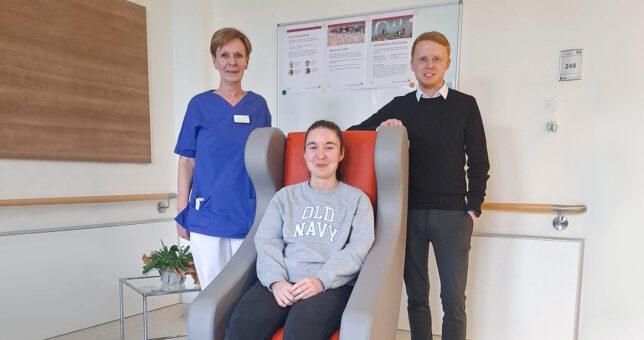 Über den neuen Pflegesessel freuen sich (von links) Demenzexpertin Dagmar Ketteler, MHO-Auszubildende Judith Erking und Piepenbrock Azubi Timo Pirrwitz. (Bild: Niels-Stensen-Kliniken)