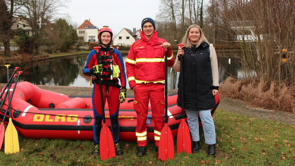 Mit Mona Maria Gausmann, Angebotskonzeptionistin Großkunden IGM bei Piepenbrock (rechts), überreichte ein Mitglied aus DLRG-Reihen die Spende an Merle Welzel und Martin Schlingensiepen.