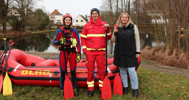 Mit Mona Maria Gausmann, Angebotskonzeptionistin Großkunden IGM bei Piepenbrock (rechts), überreichte ein Mitglied aus DLRG-Reihen die Spende an Merle Welzel und Martin Schlingensiepen.