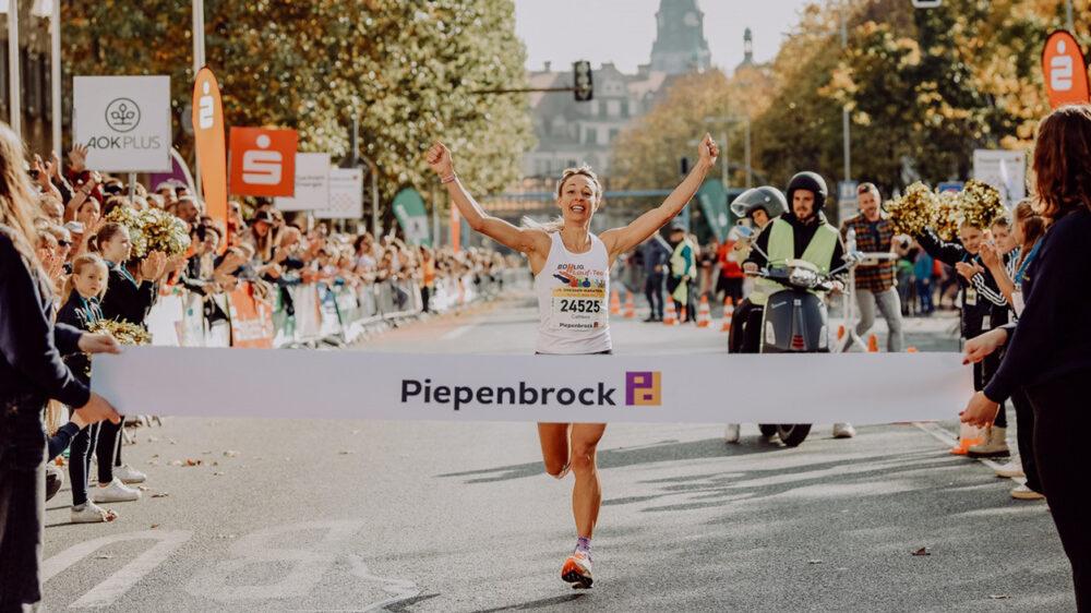 Zieleinlauf beim Dresden-Marathon 2024 mit Piepenbrock als Hauptsponsor.