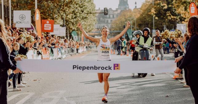 Zieleinlauf beim Dresden-Marathon 2024 mit Piepenbrock als Hauptsponsor.