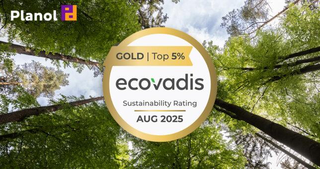 Goldsiegel von Ecovadis vor Wald-Hintergrund mit Blickrichtung Himmel