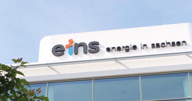 Bild vom eins energie Logo am Unternehmensgebäude