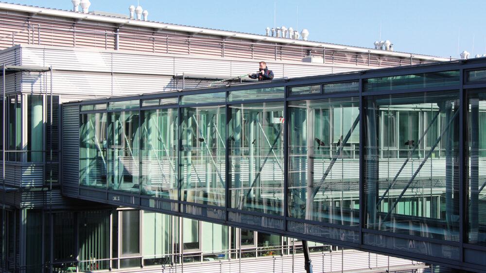 Bild eines Glas-Gangs beim IFW Dresden