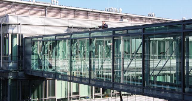 Bild eines Glas-Gangs beim IFW Dresden