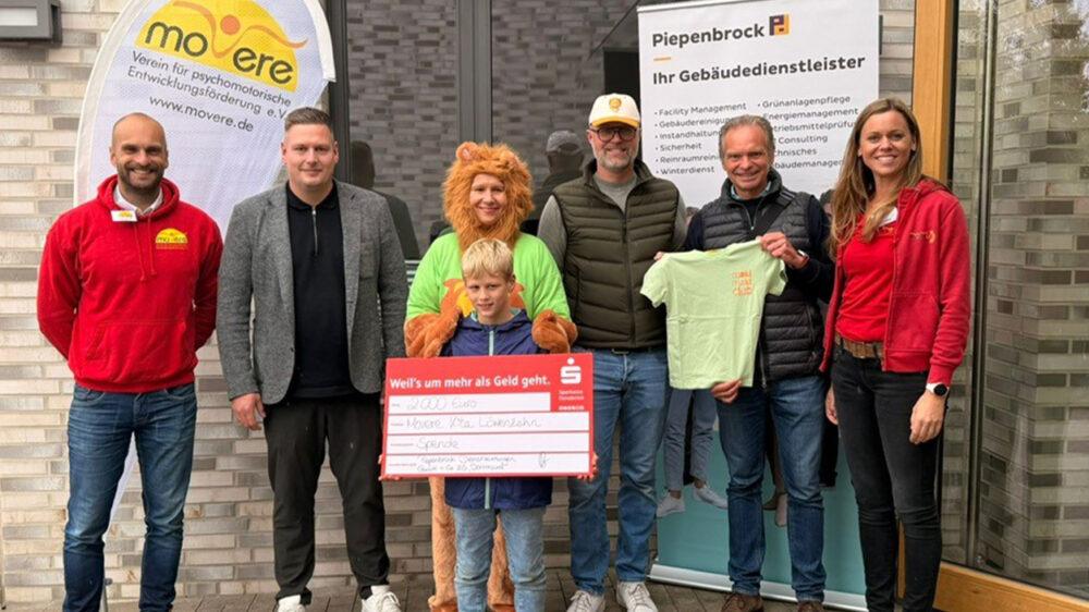 Piepenbrock Niederlassungsleiter Heiko Kalis und Technischer Betriebsleiter Christopher Skorupinski überreichten auf dem Sommerfest der Movere Kindertagesstätte Löwenzahn symbolisch einen Spendencheck.