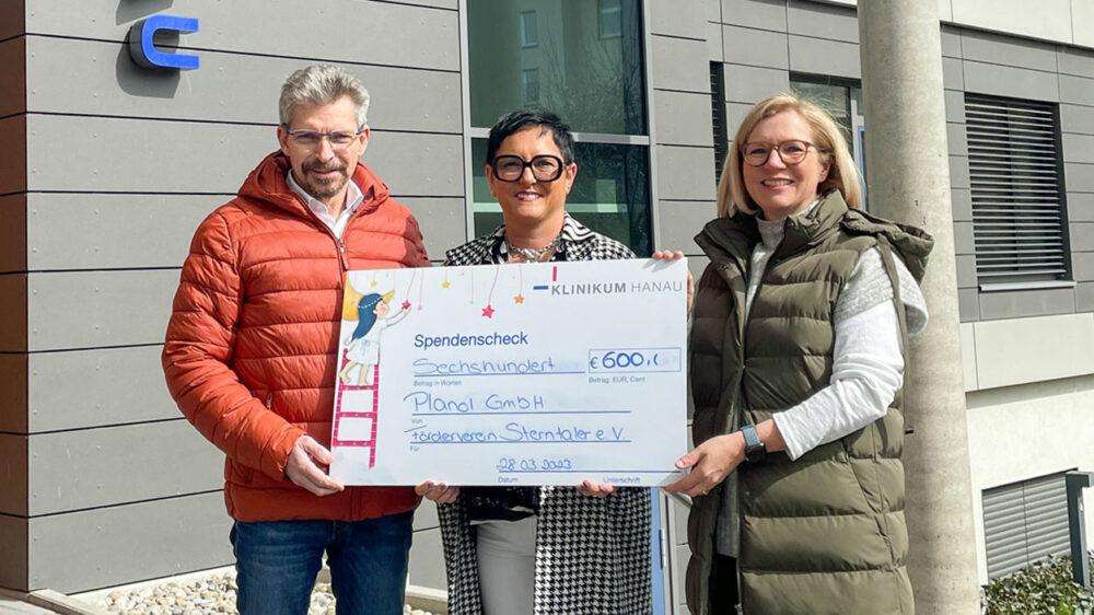 Reiner Diehlmann und Maria Ruiz Barroso mit Spendencheck an das Klinikum Hanau im Rahmen der Aktion "Spenden statt Geschenke"