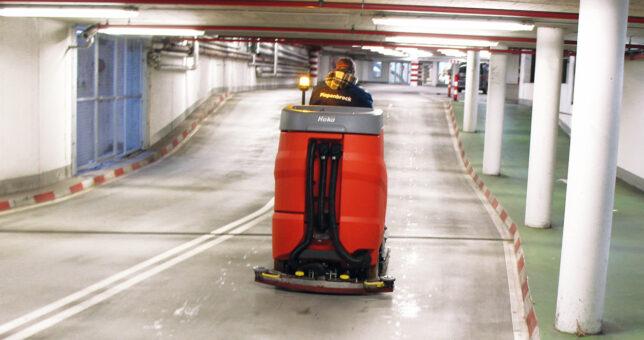 Piepenbrock reinigt die Parkhaus-Flächen mit einer Hako-Scheuersaugmaschine.