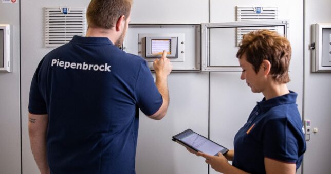 Zwei Piepenbrock Mitarbeiter bei der Betriebsmittelprüfung