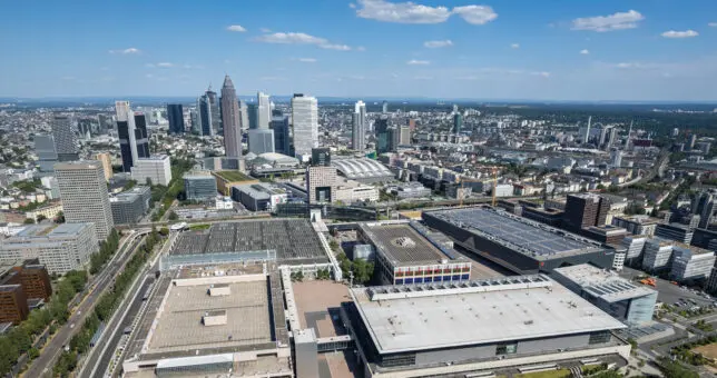 Piepenbrock sorgt auf dem Messegelände Frankfurt für saubere Hallen und Flächen. (Bild: Messe Frankfurt GmbH/Klaus Helbig)