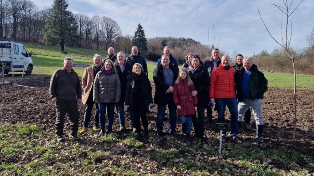 Piepenbrock Mitarbeiter und Geschäftspartner auf dem Gut Kuhweide in Hagen im Rahmen der Pflanzaktion "Gemeinsam den Spaten schwingen"